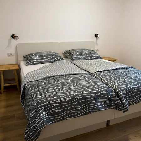 Apartmaji Tanto Malovse *