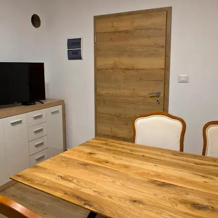 아파트 Apartmaji Tanto Malovse