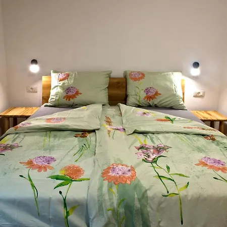 Apartmaji Tanto Malovse *