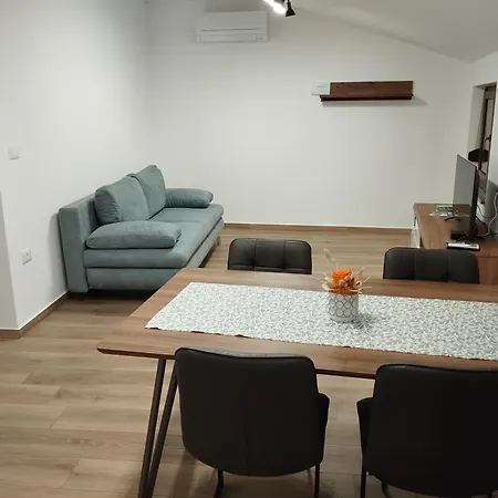 Apartmaji Tanto Malovse *