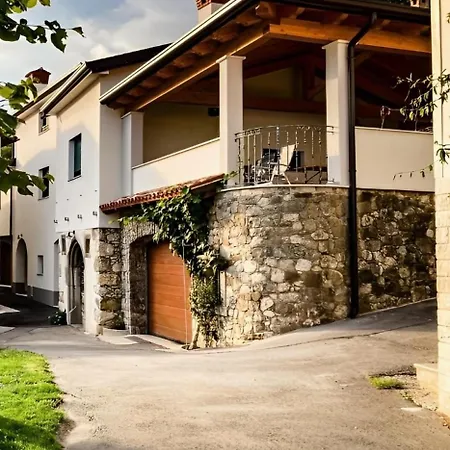Apartmaji Tanto Malovse *